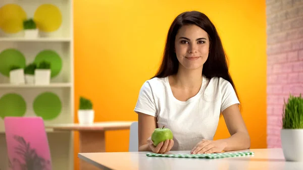 Sorrindo Mulher Bonita Segurando Maçã Verde Mão Cuidados Saúde Dieta — Fotografia de Stock