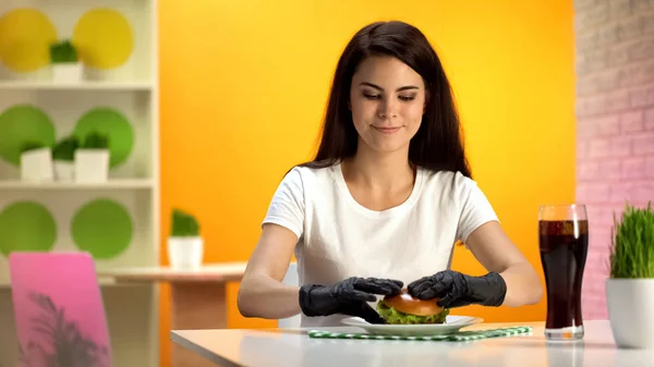 Bonita Senhora Luvas Borracha Preta Tomando Saboroso Cheeseburger Sentado Bistrô — Fotografia de Stock