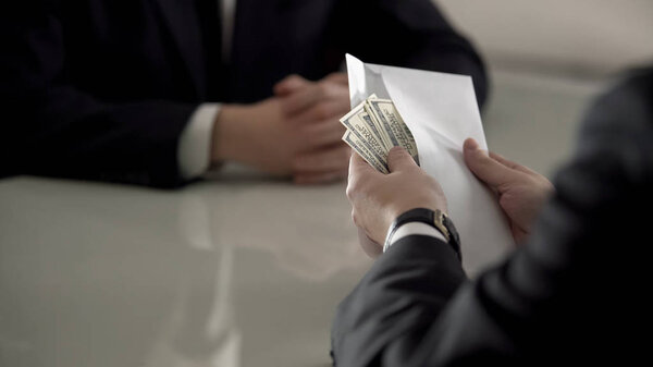 Бизнесмен подсчитывает деньги в конверте, взятку чиновнику, коррупционную концепцию
