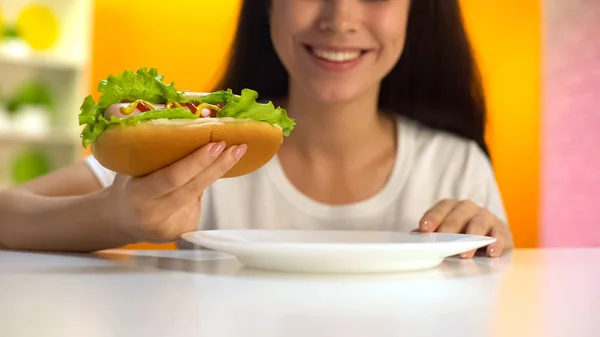 Jovem Fêmea Segurando Delicioso Cachorro Quente Sorrindo Pausa Para Almoço — Fotografia de Stock