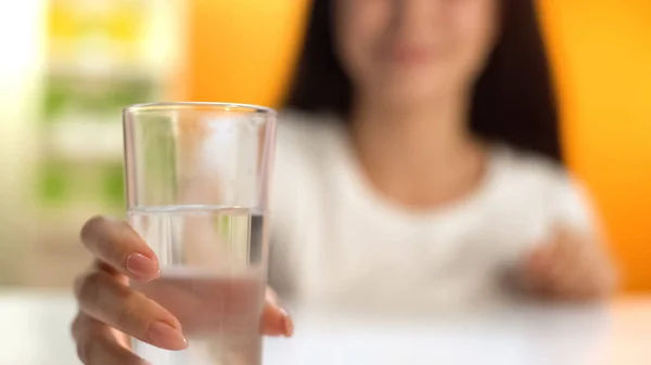 Wanita Yang Memegang Air Tawar Hidrasi Tubuh Minuman Untuk Menurunkan — Stok Foto