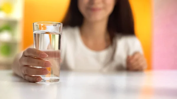 女性保持水ガラス ヘルスケア 体の水分補給 スリミングとダイエット — ストック写真
