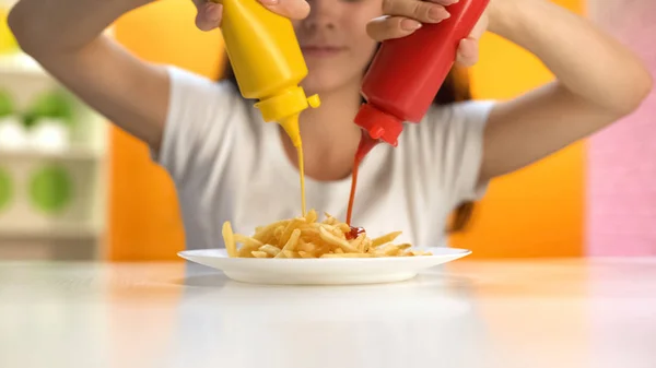 Senhora Sorridente Derramando Ketchup Mostarda Prato Batatas Fritas Refeição Insalubre — Fotografia de Stock