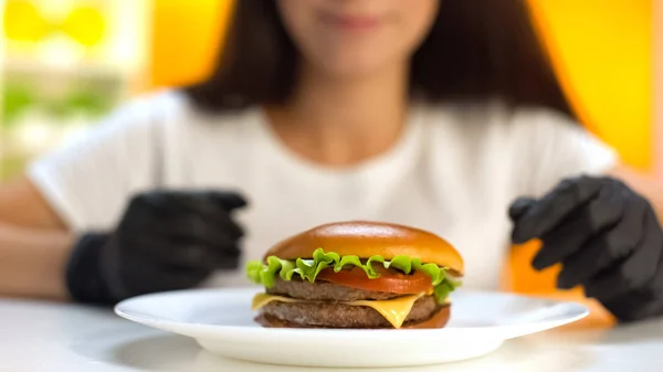 Fetter Doppelburger Auf Weißem Teller Liegend Weibliche Hände Schwarzen Gummihandschuhen — Stockfoto