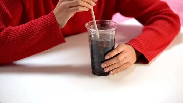 Mulher Degustação Bebidas Doces Vidro Plástico Através Palha Refresco — Fotografia de Stock