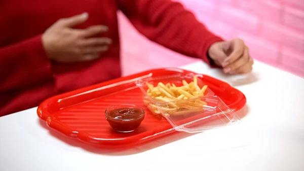 Donna Che Sente Dolore Allo Stomaco Patatine Fritte Con Ketchup — Foto Stock