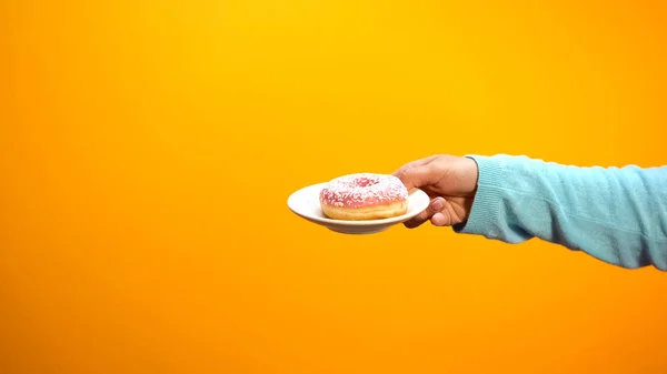 Mão Feminina Mostrando Donut Doce Convidando Clientes Para Loja Confeitaria — Fotografia de Stock