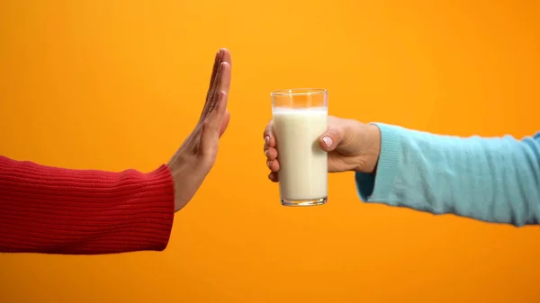 Женщина Отказывается Пить Молоко Показывая Остановку Жест Ярком Фоне Здоровье — стоковое фото
