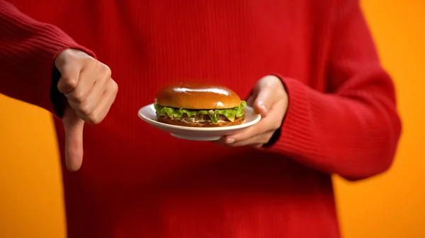 Vrouw Met Hamburger Plaat Tonen Duim Omlaag Fastfood Obesitas Gezondheidszorg — Stockfoto