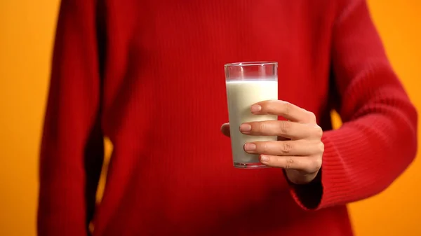 Леди Держит Стакан Молока Витаминизированный Напиток Здоровых Костей Зубов — стоковое фото