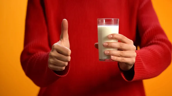 Женщина Держит Стакан Свежего Молока Показывая Большой Палец Вверх Дневник — стоковое фото
