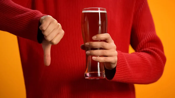 Mulher Segurando Copo Cerveja Mostrando Polegares Para Baixo Bêbado Dirigindo — Fotografia de Stock