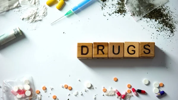 Palabra Drogas Sobre Cubos Madera Concepto Adicción Abuso Problema Mundial — Foto de Stock