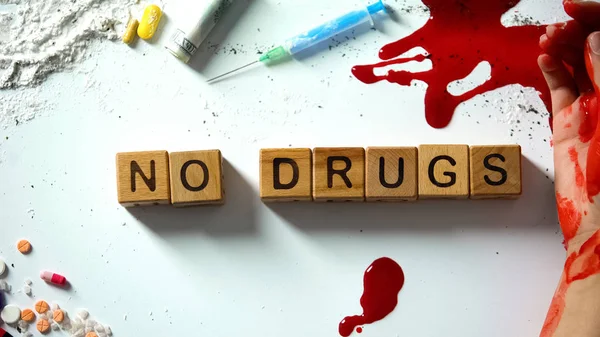 Tahta Küpler Üzerinde Ilaç Cümlesi Yok Masada Kanayan Narkotik Konsept — Stok fotoğraf