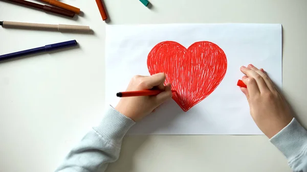 Детская Живопись Большое Красное Сердце День Святого Валентина Подарок Первая — стоковое фото