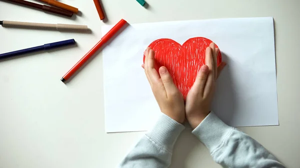 Kid Üzembe Kezét Vörös Szív Képet Gyermekkori Szeretet Jótékonysági Koncepció — Stock Fotó