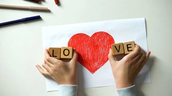 Ребенок Кладет Любовное Слово Деревянных Кубиков Бокам Красного Сердца — стоковое фото