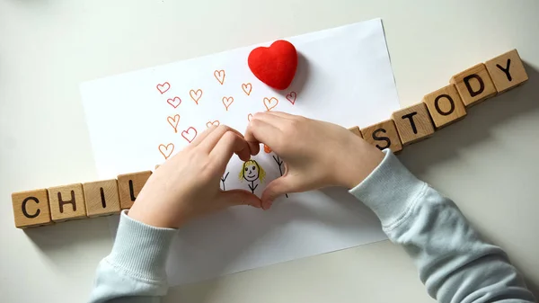 Παιδί Επιμέλειας Φράση Και Καρδιά Υπογράφουν Φτιαγμένα Από Χέρια Στην — Φωτογραφία Αρχείου
