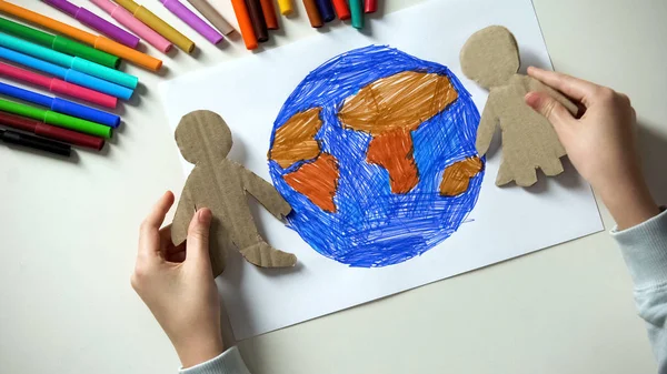 Kid Colocando Família Papel Pintura Terra Conceito Economia Ambiental — Fotografia de Stock