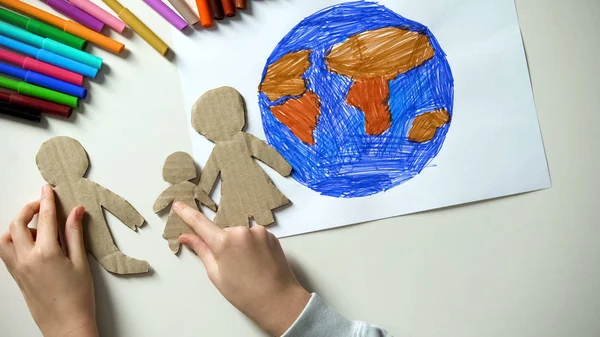 Gyermek Elhelyezés Papírcsalád Közelében Föld Rajz Megtakarítás Bolygó Egységkoncepció — Stock Fotó