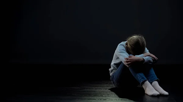 Depresja Mała Dziewczynka Siedzi Samotnie Ciemnym Pomieszczeniu Samotności Koncepcji Nękania — Zdjęcie stockowe