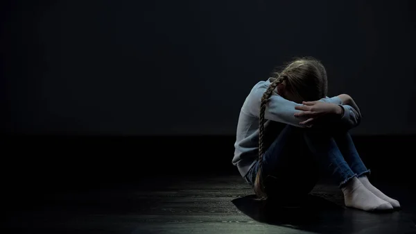 Menina Perturbada Sentado Quarto Escuro Bullying Conceito Depressão Solidão — Fotografia de Stock