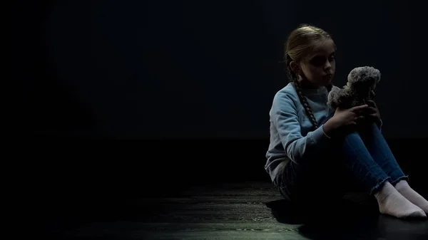 Little Girl Sitting Alone Dark Room Hugging Teddy Bear Lack — Stock Photo, Image