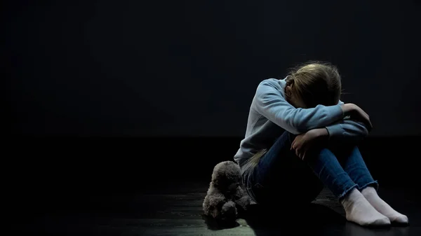 Teddy Bear Female Child Sitting Alone Dark Room Lack Friends — Stock Photo, Image