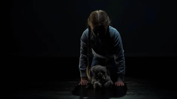 Κοριτσάκι Που Κοιτάει Αρκουδάκι Μοναχικό Θηλυκό Παιδί Χρειάζεται Φίλο Λύπη — Φωτογραφία Αρχείου