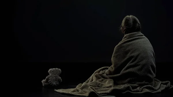 Маленька Дівчинка Племені Сидить Біля Плюшевого Ведмедя Темній Кімнаті Самотність — стокове фото