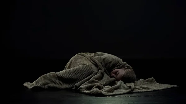 Дівчина Вкрита Плоттю Лежить Підлозі Темної Кімнати Жертва Домашнього Насильства — стокове фото