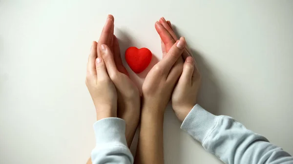 Coração Vermelho Criança Mães Mãos Fundo Branco Conceito Adoção — Fotografia de Stock