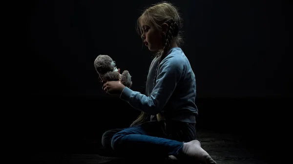 Fetiță Deprimată Care Simte Singură Îmbrățișând Ursuleț Stând Cameră Întunecată — Fotografie, imagine de stoc