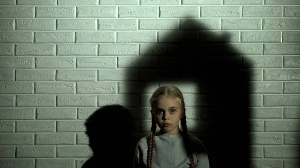 Orphan Menina Olhando Para Câmera Precisa Família Sombra Casa Fundo — Fotografia de Stock