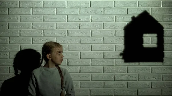 Αναστατωμένος Παιδί Βλέποντας Σκιά Σπίτι Άστεγος Παιδί Ονειρεύεται Για Σπίτι — Φωτογραφία Αρχείου