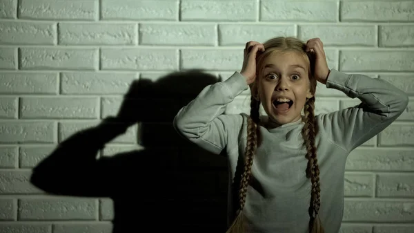 Kislány Hangosan Kiabált Kidnaping Sértett Félnek Bűnözők Erőszak — Stock Fotó