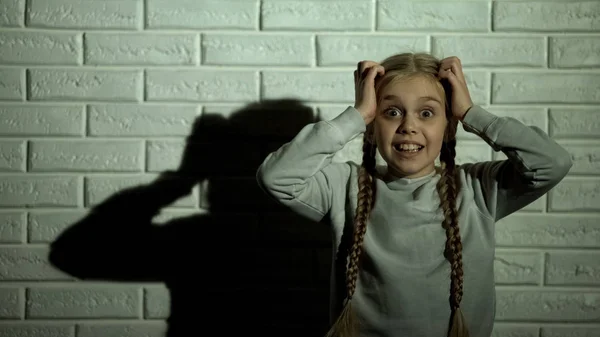 Ijedt Gyermek Megható Fejjel Nézett Kamera Félelem Horror Fogalmát Fóbia — Stock Fotó