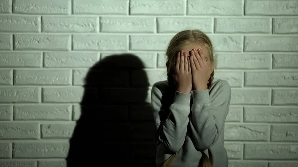 Przerażona Dziewczynka Zamykanie Oczu Rękami Świadek Przemocy Domowej — Zdjęcie stockowe