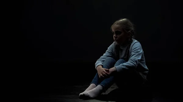Üzgün Küçük Kız Yalnız Karanlık Odada Oturan Korku Sorunlar Yetim — Stok fotoğraf