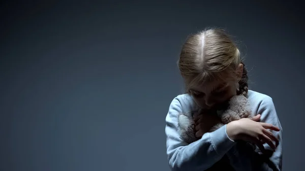 Einsames Kleines Kind Umarmt Teddybär Mobbingkonzept Dunkler Hintergrund — Stockfoto