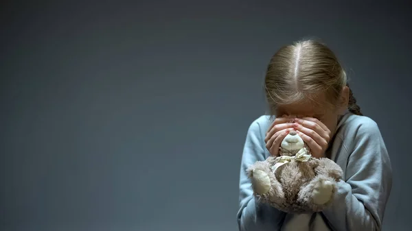 Kind Versteckt Sich Hinter Teddybär Kindliche Phobie Und Angst Opfer — Stockfoto