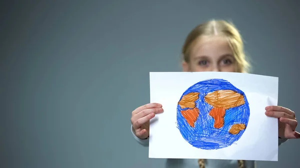 Bambino Sorridente Che Mostra Immagine Della Terra Nella Macchina Fotografica — Foto Stock