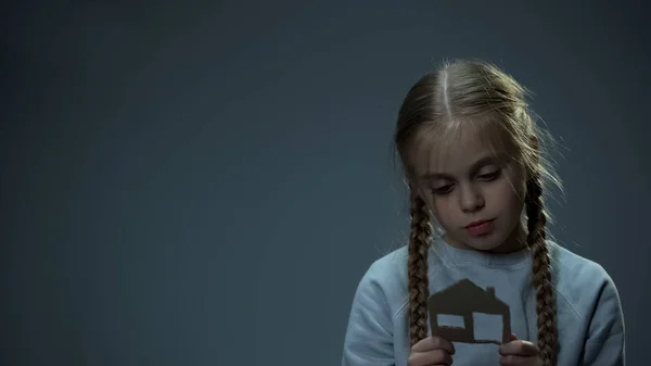 Ragazza Infelice Guardando Casa Carta Bambino Orfano Sognando Casa Tristezza — Foto Stock