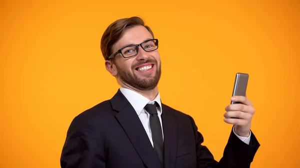 Ευτυχισμένος Άνθρωπος Ειλικρινά Χαμογελαστός Κρατώντας Smartphone Στο Χέρι Ευνοϊκή Πίστωση — Φωτογραφία Αρχείου