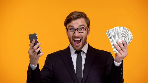 Mann Schaut Aufs Smartphone Und Bekommt Sofort Geld Zurück — Stockfoto