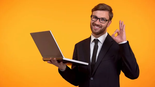 Sorrindo Homem Lendo Mail Mostrando Sinal Piscando Para Câmera Promoção — Fotografia de Stock