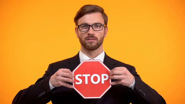 Hombre Mostrando Señal Stop Rechazando Discriminación Protección Los Derechos Los — Foto de Stock
