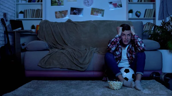 Adolescente Ansioso Viendo Partido Fútbol Televisión Infeliz Con Pérdida Equipo — Foto de Stock