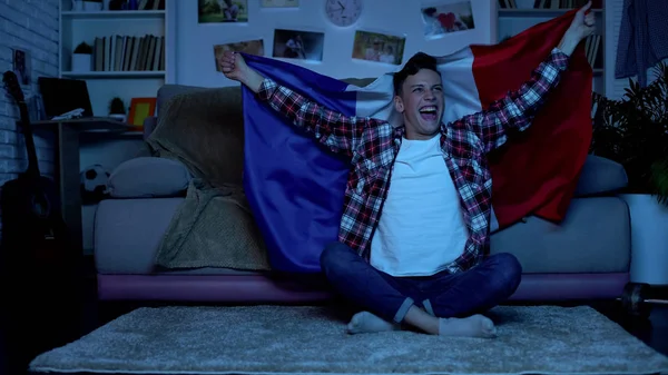 Молодий Чоловік Французьким Прапором Вітає Улюблену Футбольну Команду Вдома Спортивний — стокове фото