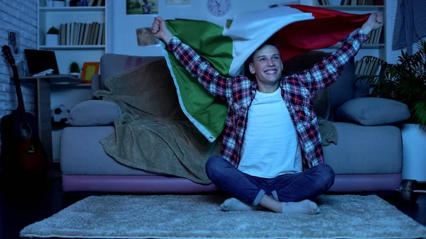 Щасливий Підліток Італійським Прапором Святкує Перемогу Збірна Футбольної Команди — стокове фото